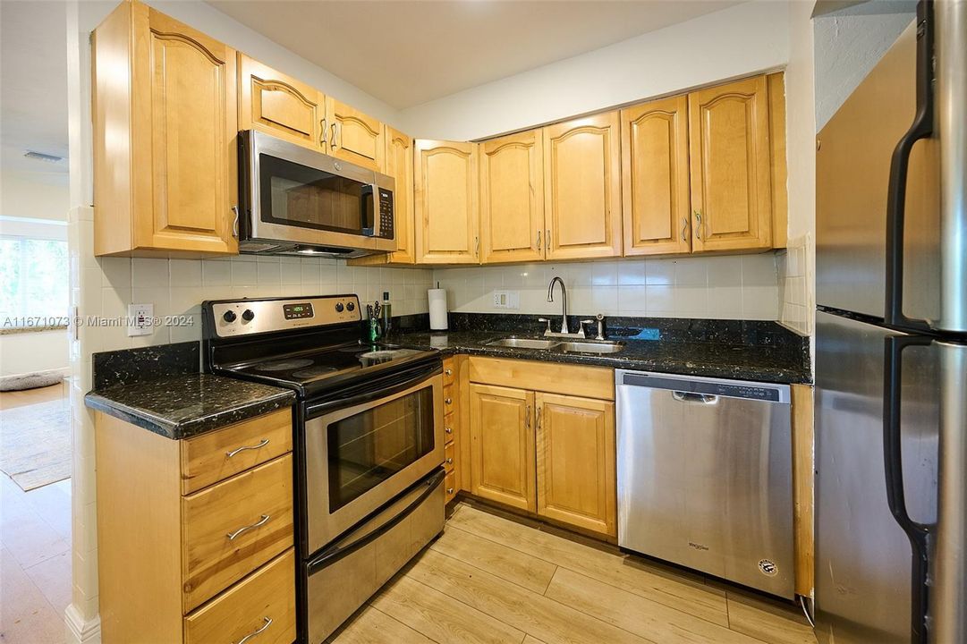 For Sale: $575,000 (2 beds, 1 baths, 962 Square Feet)