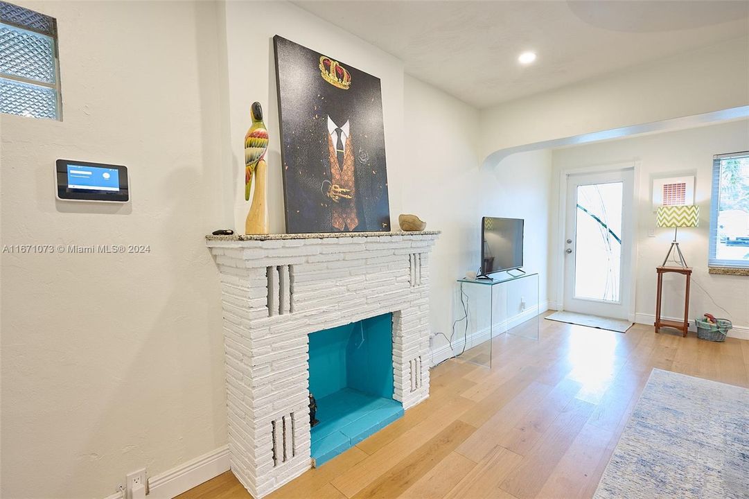 For Sale: $575,000 (2 beds, 1 baths, 962 Square Feet)