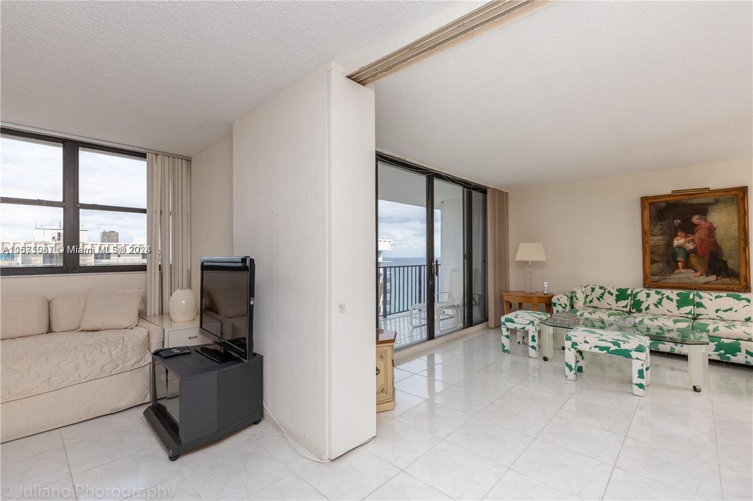 For Sale: $449,000 (2 beds, 2 baths, 1070 Square Feet)