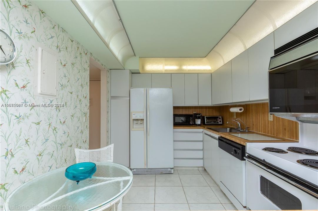 For Sale: $449,000 (2 beds, 2 baths, 1070 Square Feet)