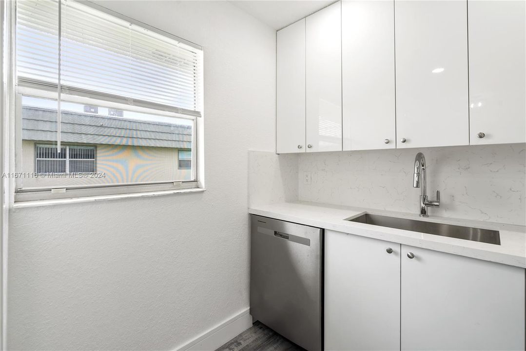 For Rent: $2,100 (2 beds, 2 baths, 880 Square Feet)