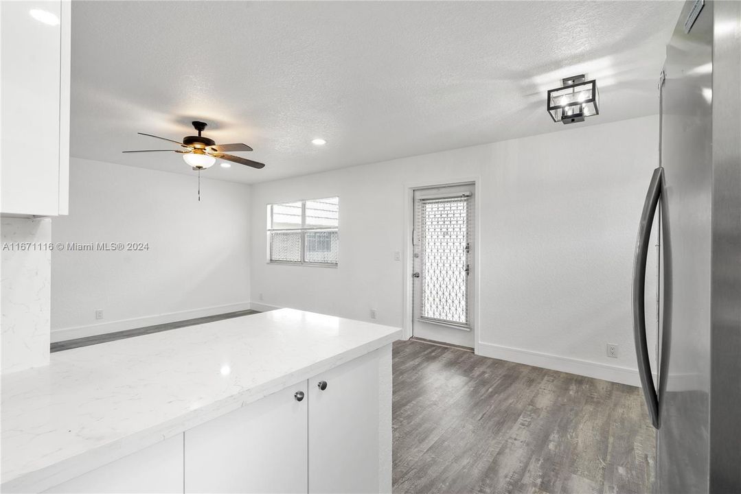 For Rent: $2,100 (2 beds, 2 baths, 880 Square Feet)