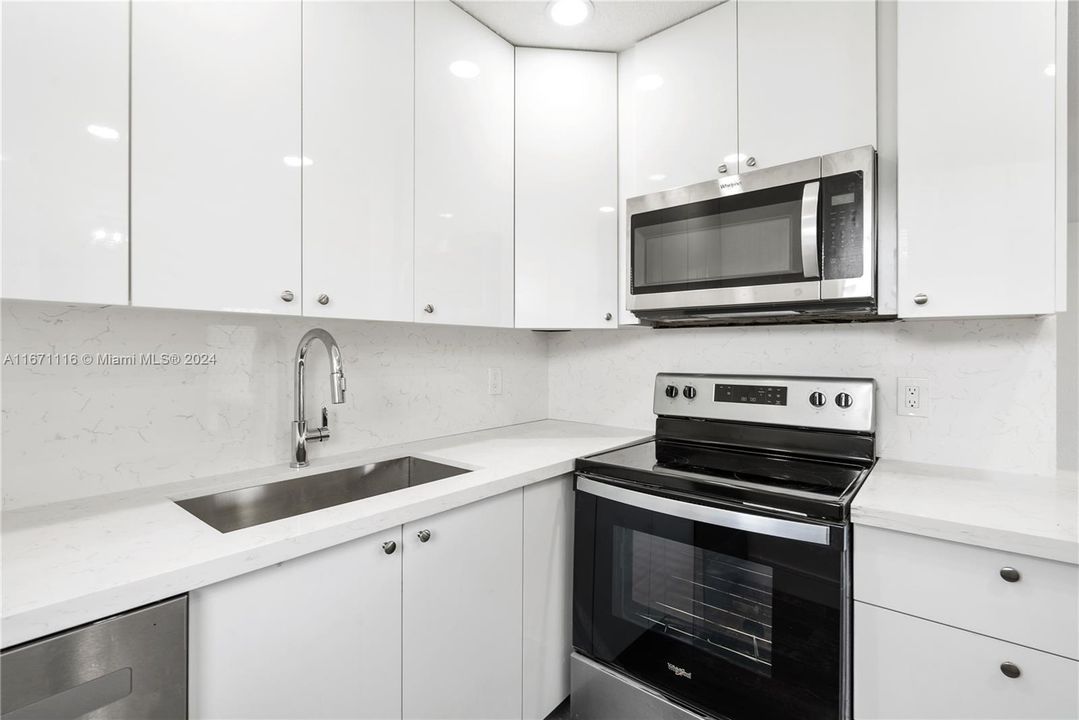 For Rent: $2,100 (2 beds, 2 baths, 880 Square Feet)