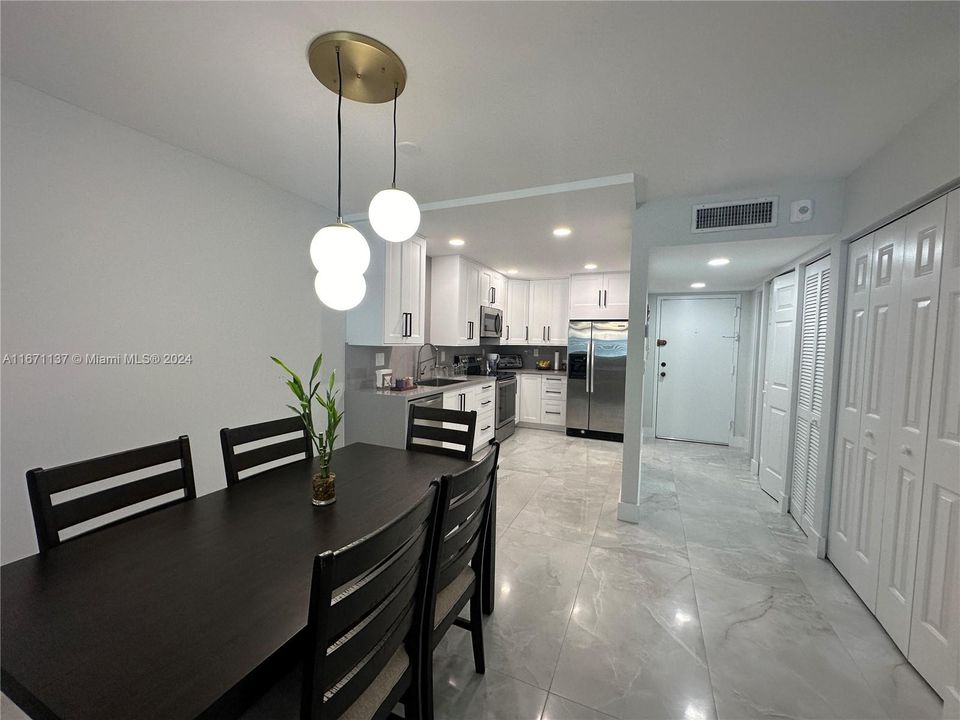 Active With Contract: $2,200 (1 beds, 1 baths, 845 Square Feet)