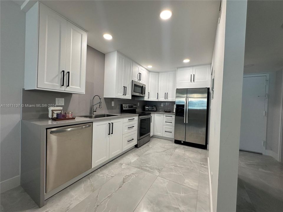 Active With Contract: $2,200 (1 beds, 1 baths, 845 Square Feet)