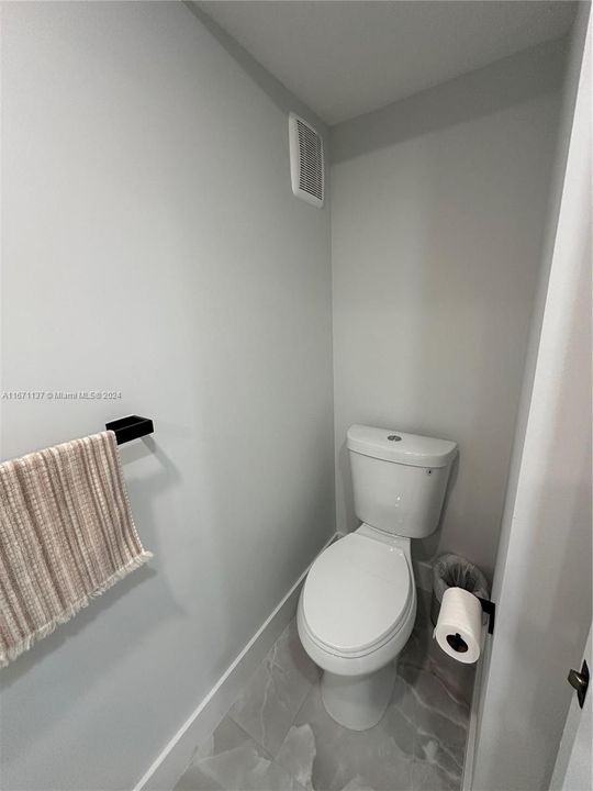 Active With Contract: $2,200 (1 beds, 1 baths, 845 Square Feet)