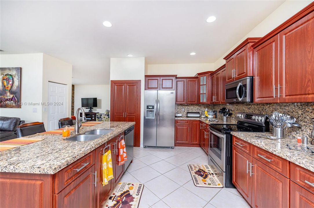 For Sale: $775,000 (5 beds, 3 baths, 2637 Square Feet)