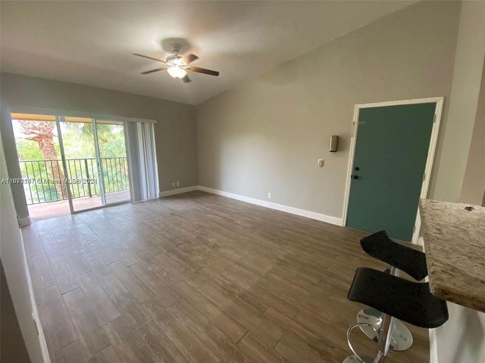 For Rent: $2,100 (2 beds, 1 baths, 940 Square Feet)