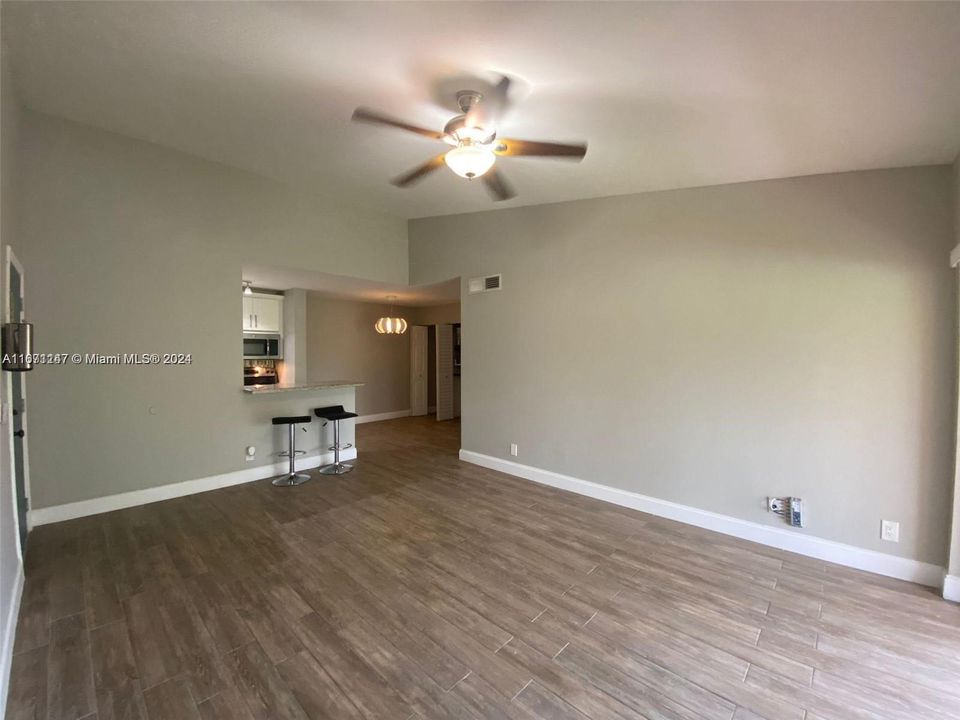 For Rent: $2,100 (2 beds, 1 baths, 940 Square Feet)