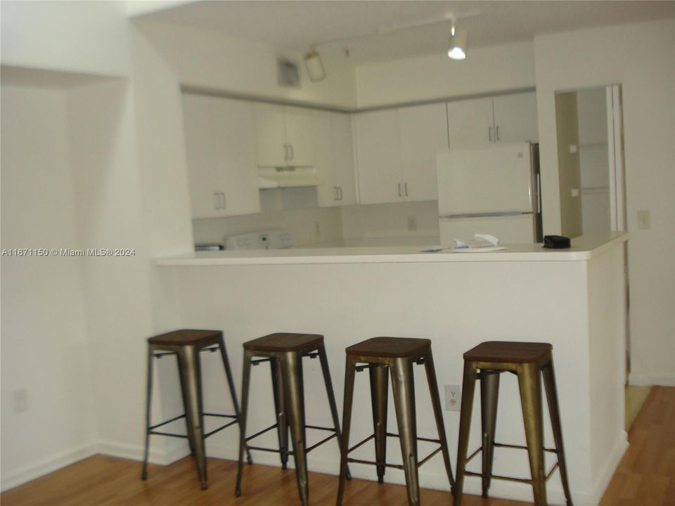 For Rent: $2,300 (2 beds, 2 baths, 966 Square Feet)