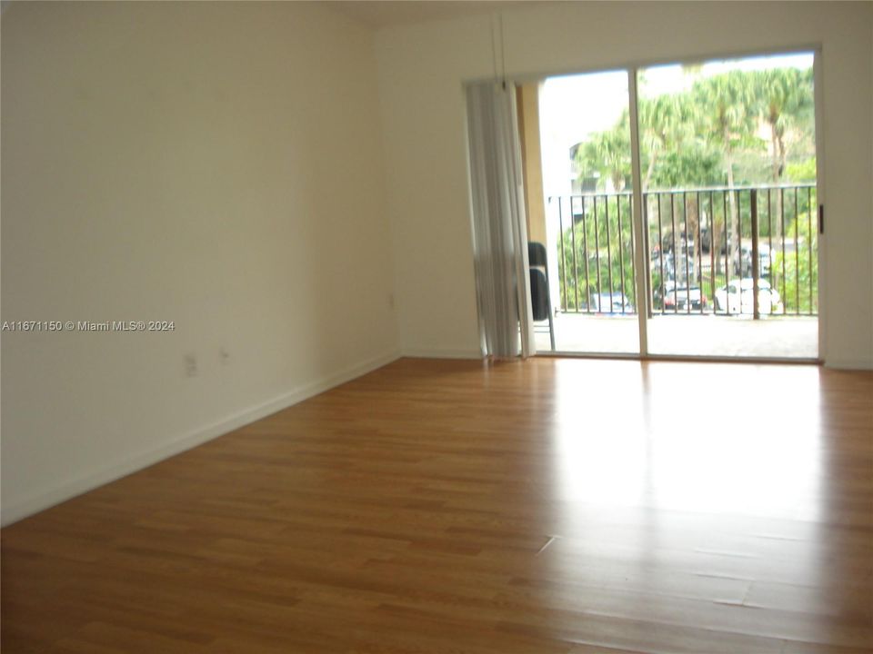 For Rent: $2,300 (2 beds, 2 baths, 966 Square Feet)