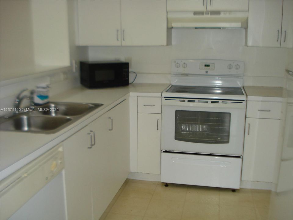 For Rent: $2,300 (2 beds, 2 baths, 966 Square Feet)