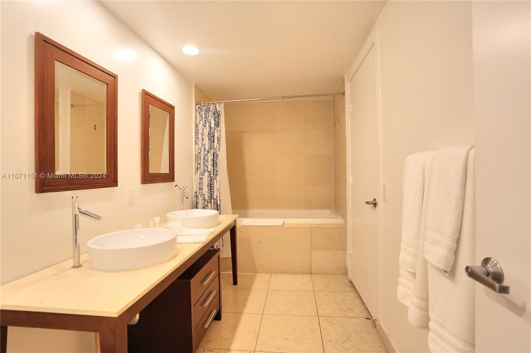 For Sale: $735,000 (1 beds, 1 baths, 790 Square Feet)