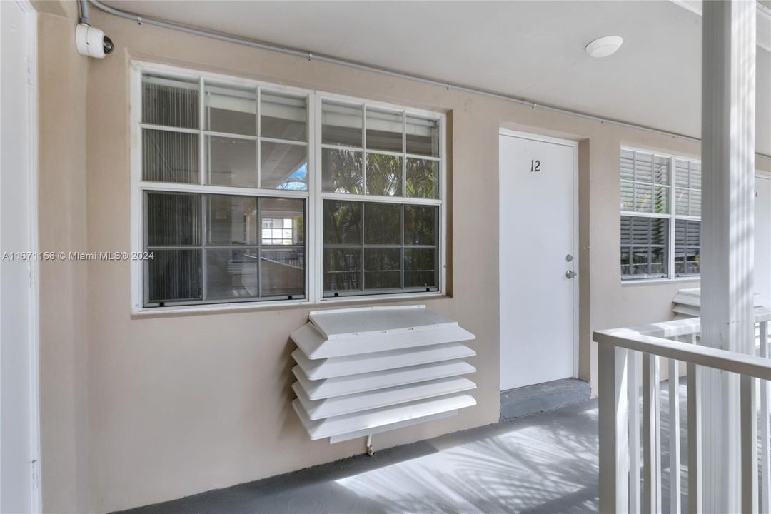 For Sale: $349,000 (2 beds, 2 baths, 841 Square Feet)