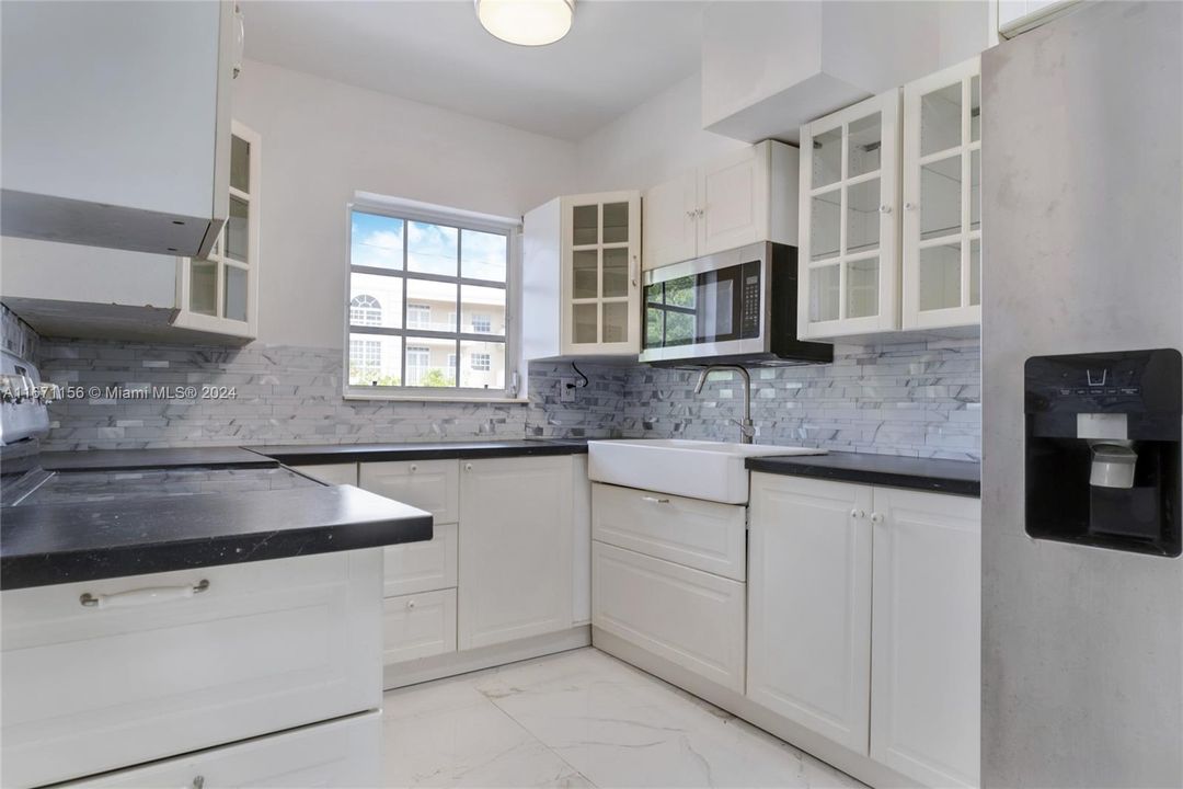 For Sale: $349,000 (2 beds, 2 baths, 841 Square Feet)