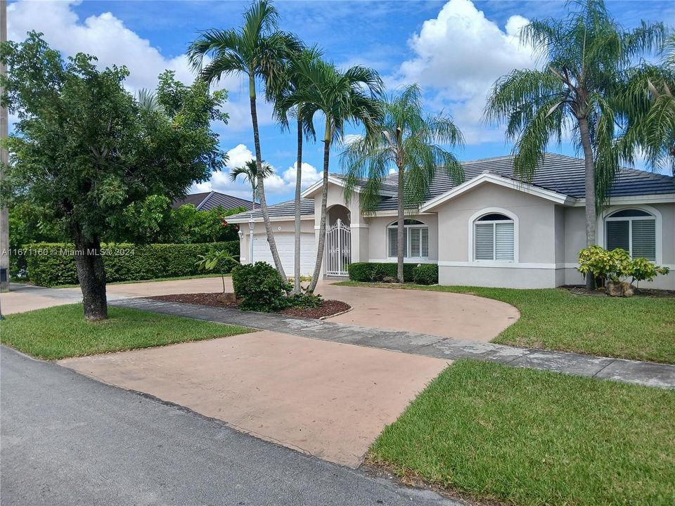 For Sale: $935,000 (4 beds, 2 baths, 2538 Square Feet)