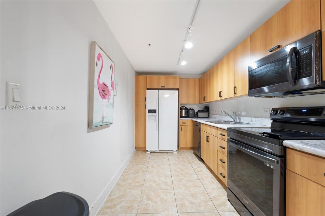 For Sale: $295,000 (2 beds, 1 baths, 1100 Square Feet)