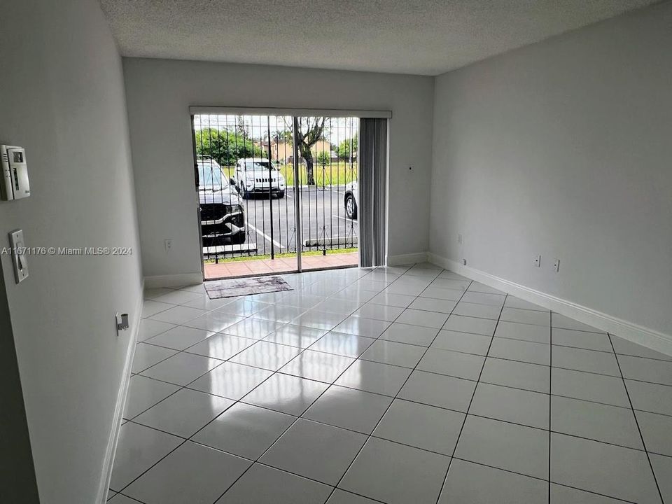 For Sale: $295,400 (2 beds, 2 baths, 838 Square Feet)