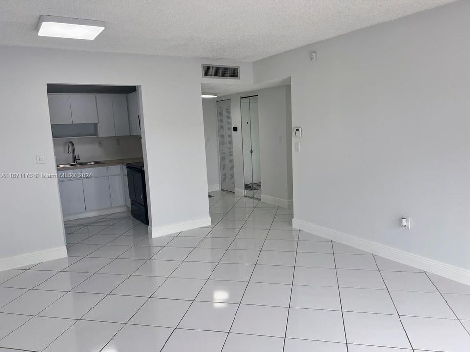 For Sale: $295,400 (2 beds, 2 baths, 838 Square Feet)