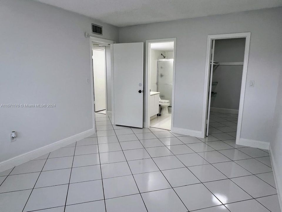 For Sale: $295,400 (2 beds, 2 baths, 838 Square Feet)