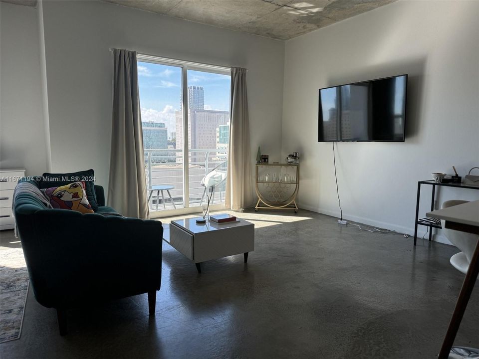 For Rent: $2,450 (1 beds, 1 baths, 685 Square Feet)