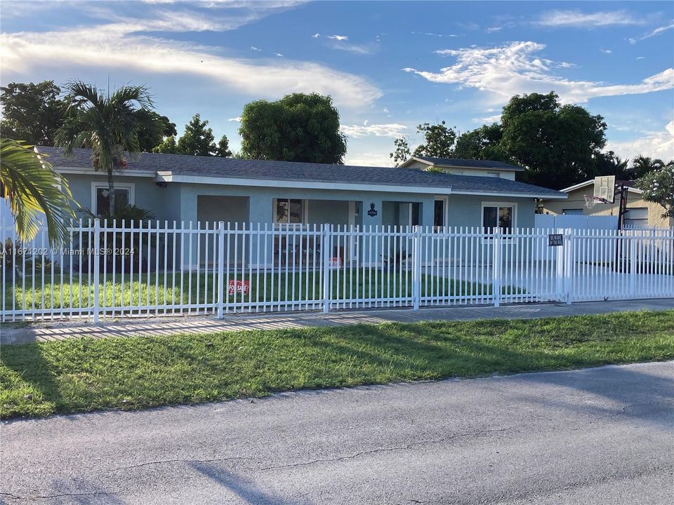 For Sale: $585,000 (3 beds, 2 baths, 1008 Square Feet)