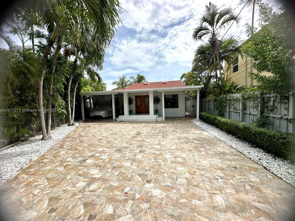 For Sale: $2,500,000 (3 beds, 2 baths, 1361 Square Feet)