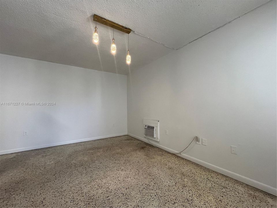 For Rent: $1,900 (1 beds, 1 baths, 577 Square Feet)