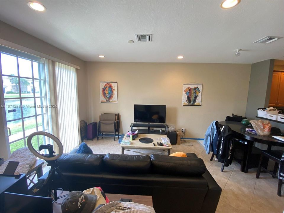 For Sale: $379,900 (2 beds, 2 baths, 1135 Square Feet)