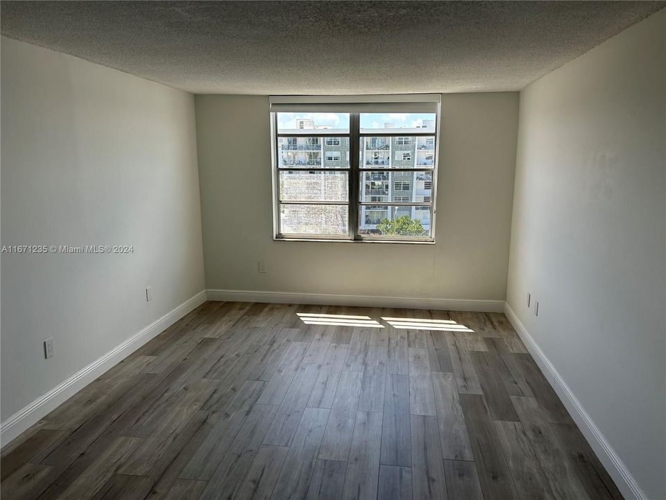 For Rent: $2,600 (1 beds, 1 baths, 912 Square Feet)