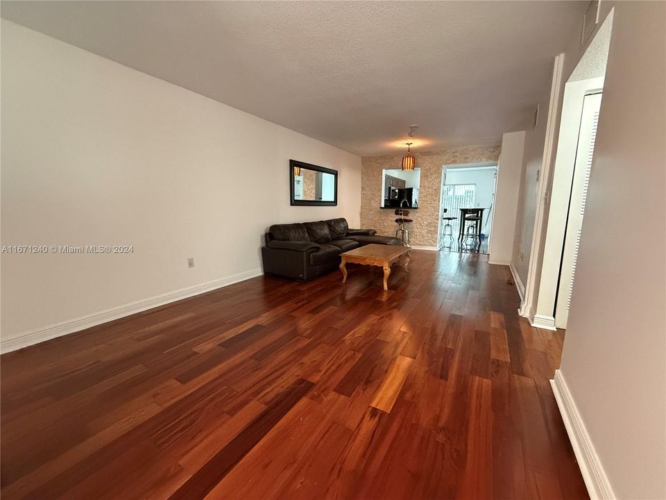 For Rent: $2,200 (2 beds, 2 baths, 965 Square Feet)