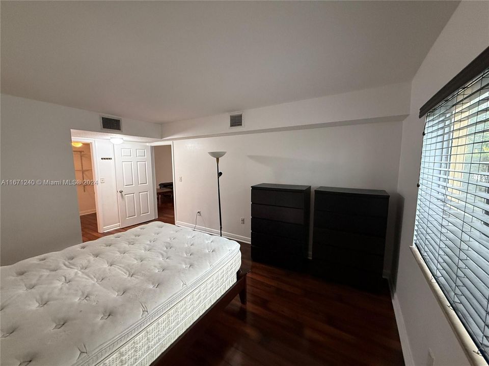 For Rent: $2,200 (2 beds, 2 baths, 965 Square Feet)