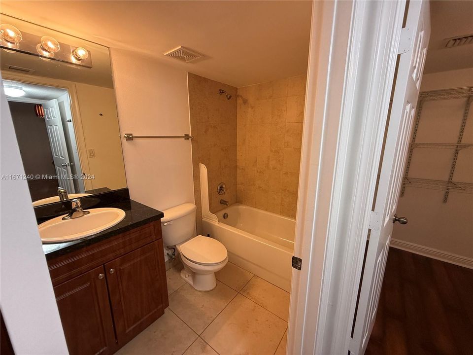 For Rent: $2,200 (2 beds, 2 baths, 965 Square Feet)