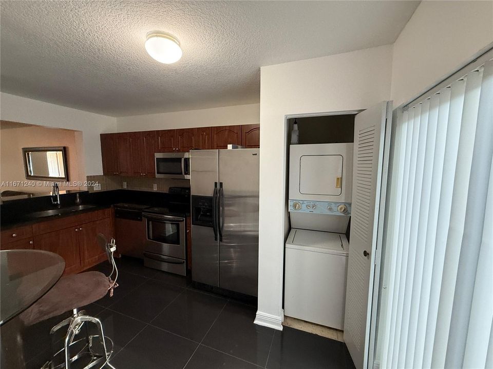 For Rent: $2,200 (2 beds, 2 baths, 965 Square Feet)