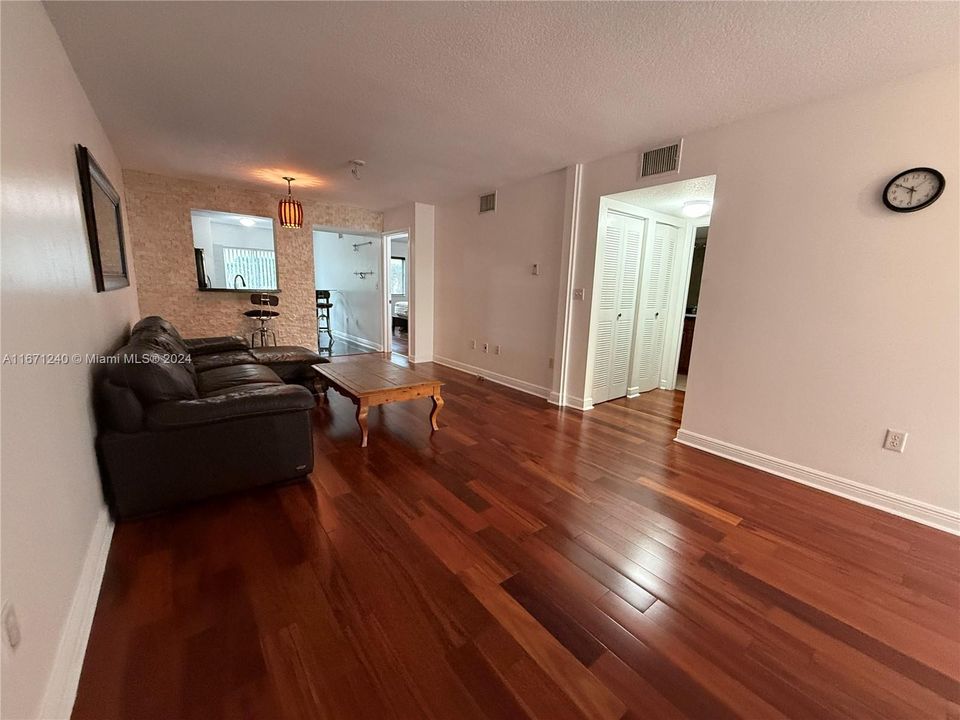 For Rent: $2,200 (2 beds, 2 baths, 965 Square Feet)