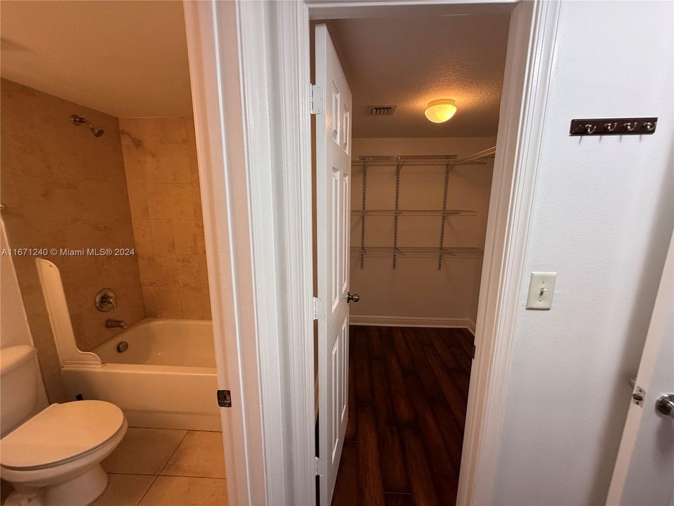 For Rent: $2,200 (2 beds, 2 baths, 965 Square Feet)