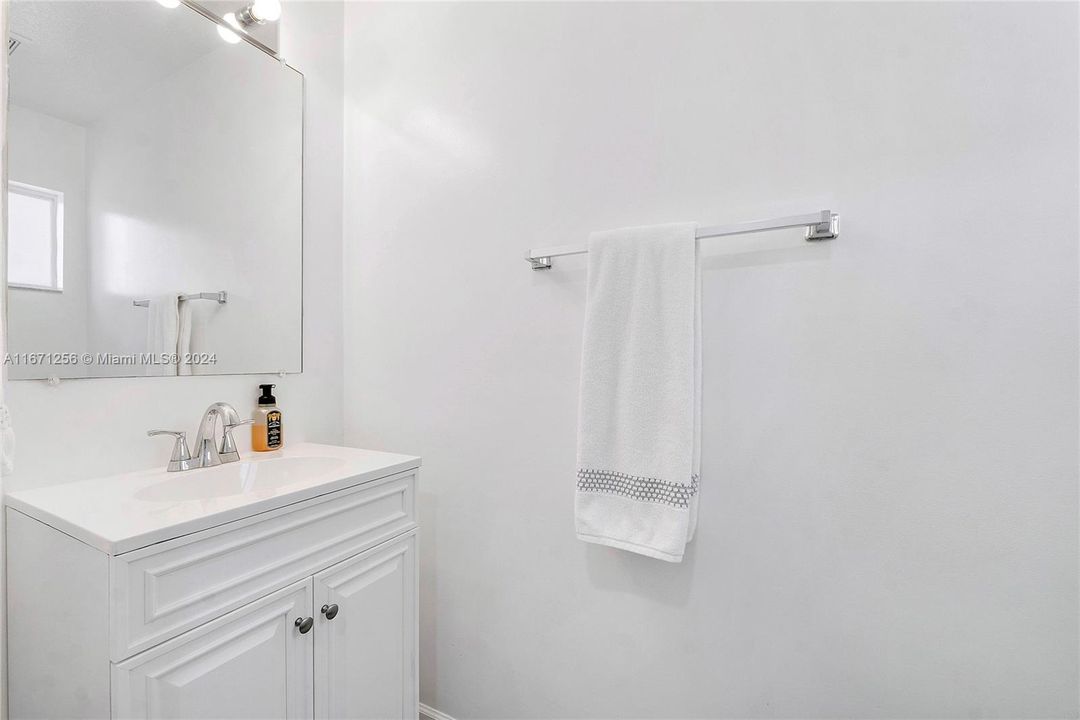 For Sale: $329,900 (2 beds, 2 baths, 1190 Square Feet)