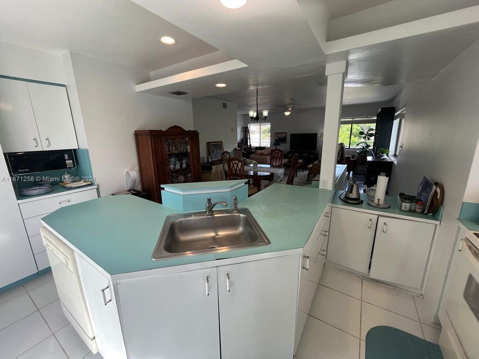 For Sale: $269,000 (2 beds, 1 baths, 1067 Square Feet)