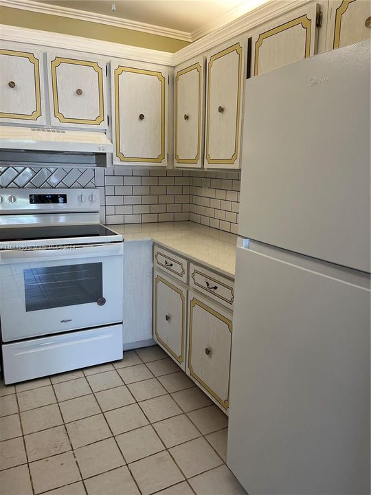 For Sale: $345,000 (2 beds, 2 baths, 861 Square Feet)