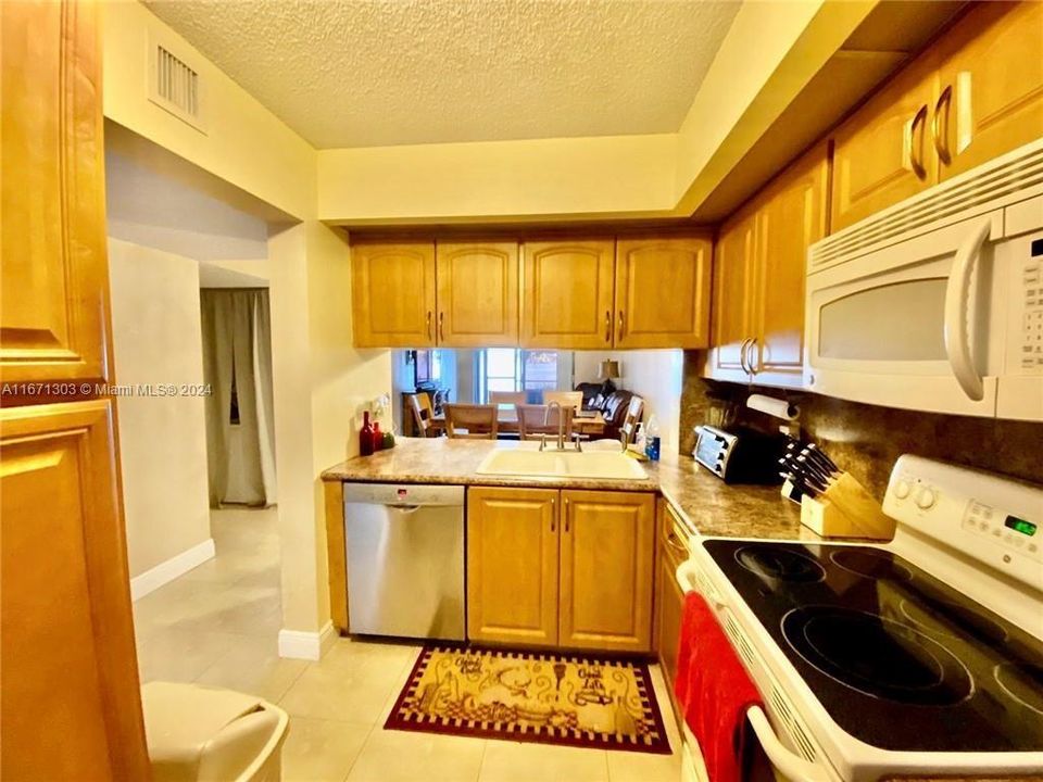 For Sale: $240,000 (2 beds, 2 baths, 920 Square Feet)