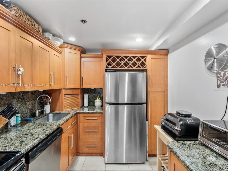 For Sale: $399,000 (2 beds, 2 baths, 1077 Square Feet)