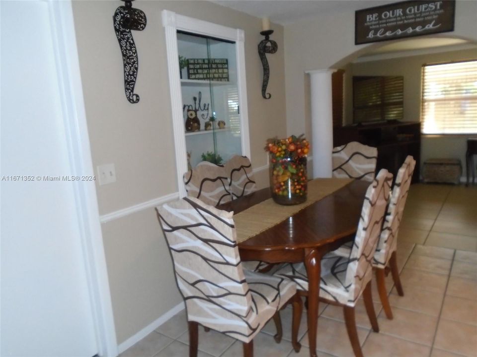 For Sale: $299,900 (3 beds, 1 baths, 1560 Square Feet)