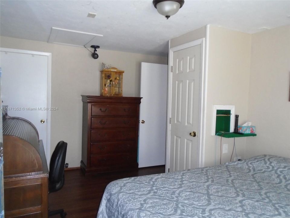 For Sale: $299,900 (3 beds, 1 baths, 1560 Square Feet)