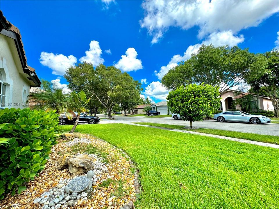 For Sale: $780,000 (3 beds, 3 baths, 2076 Square Feet)