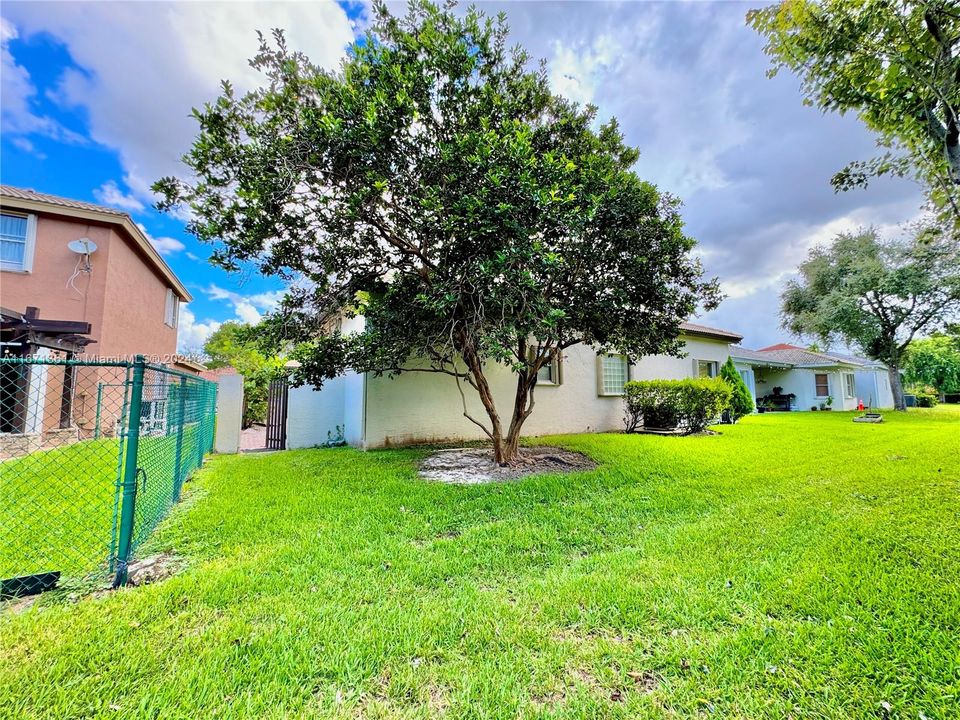 For Sale: $780,000 (3 beds, 3 baths, 2076 Square Feet)