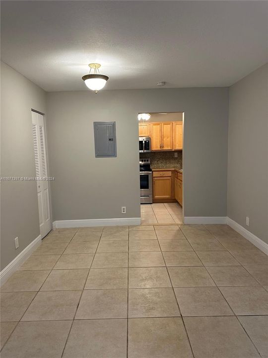 Active With Contract: $2,400 (2 beds, 1 baths, 795 Square Feet)