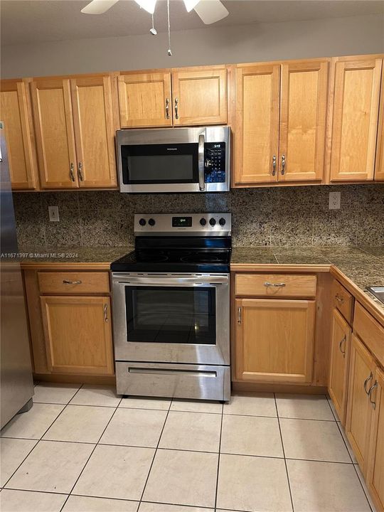 Active With Contract: $2,400 (2 beds, 1 baths, 795 Square Feet)