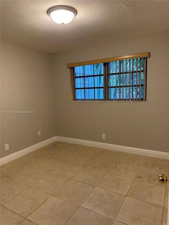 Active With Contract: $2,400 (2 beds, 1 baths, 795 Square Feet)