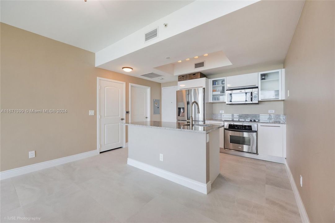 For Sale: $695,000 (1 beds, 1 baths, 845 Square Feet)