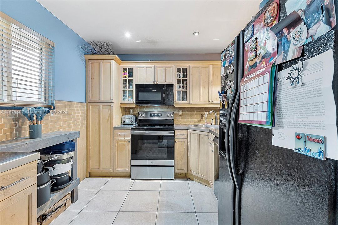 For Sale: $365,000 (2 beds, 2 baths, 912 Square Feet)